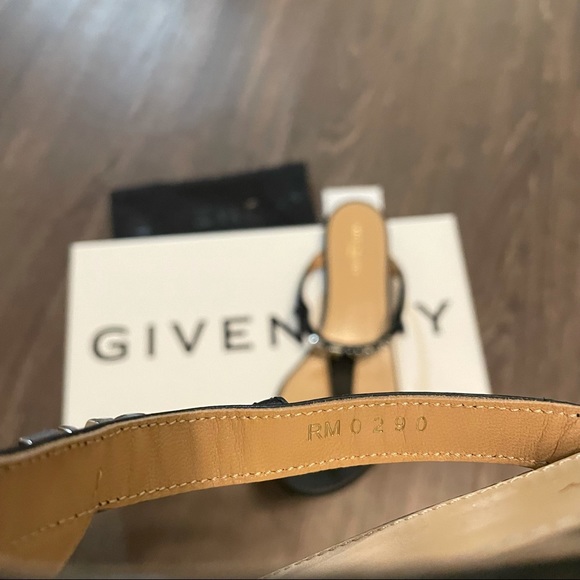 New Givenchy metal logo thong strap leather sandals - Picture 9 of 15